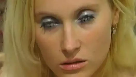 Kadın barda merdivenlerde sikiliyor