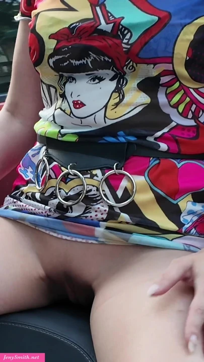 Jeny Smith transparan elbiseyle yürüyüşe çıktı. Tam video sadece JenySmith.net