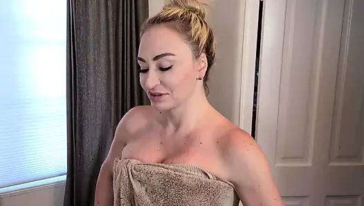 Büyük memeli sarışın orta yaşlı seksi kadın Claudia kocasını aldatıyor