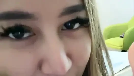 Erkek arkadaşı tarafından şımartılmayı seven güzel bir kadın ünlü bir kadın
