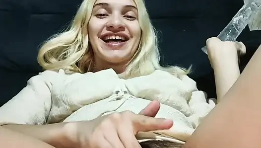 Her ikisinden de amcık köpüğü sert kilolu dildo alıyor