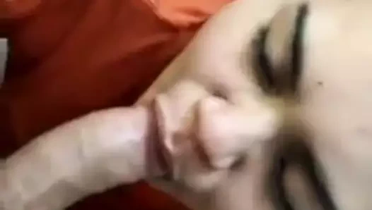 güzel genç kız tarafından lezzetli oral seks