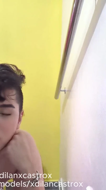 HETERO, KIZ ARKADAŞININ EŞCINSEL TWINK KARDEŞINI ÇIPLAK SIKIYOR VE POPOSUNU BOŞALTIYOR. | Klip 3