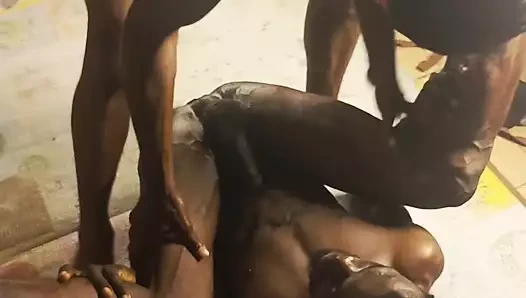 Mühendisim işini geç bitirip uyumak zorunda.