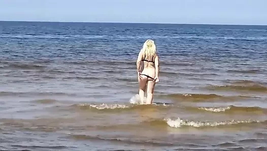 Çıplaklar plajında ateşli orta yaşlı seksi kadın.