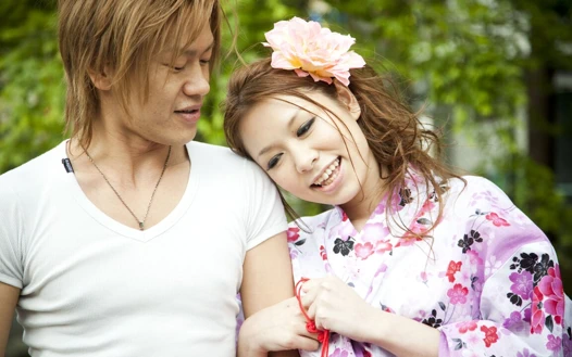 Güzel kimonolu klasik Japon kız dölleniyor