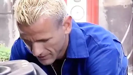 Genç kız kamyonda memnun