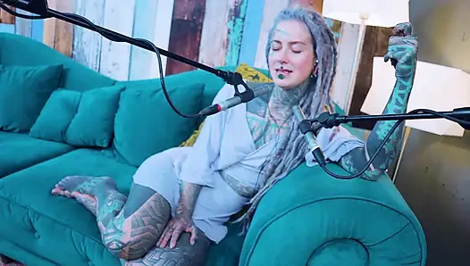 O hakkında konuşuyorum - Aş - asmr podcast sfw konuşuyor gotik sıska kız dreadlocks dövmeli model dövmeli kız