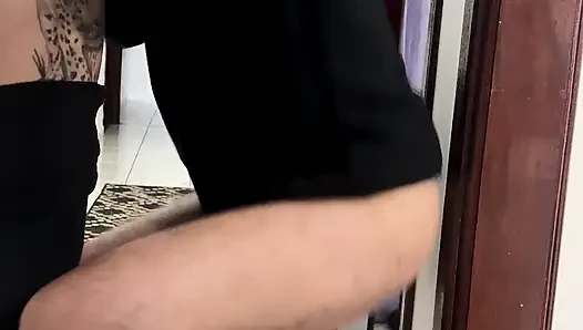 İş arkadaşları şirket koridorunda seks yapıyor.
