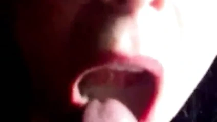 Kız büyük cumshot almak için ağzını açar