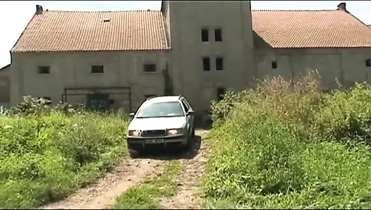 Sarışın minyon göt bahçede sikişiyor