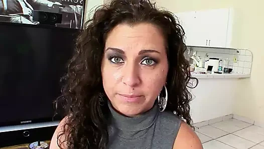 Göğüsleri sallanıyor ıslak amcık sikişmek için bolca döl azgın orta yaşlı seksi kadın
