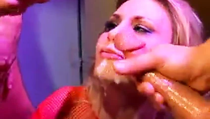 Uyum gül sarışın sahiptir iki zafer delik