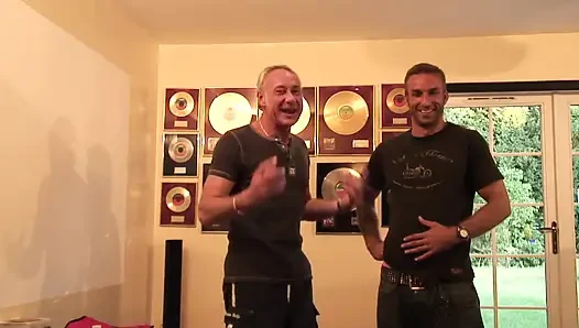 Sigara içen ateşli genç kızın deliklerini dolduran genç ve yaşlı bir aygır var