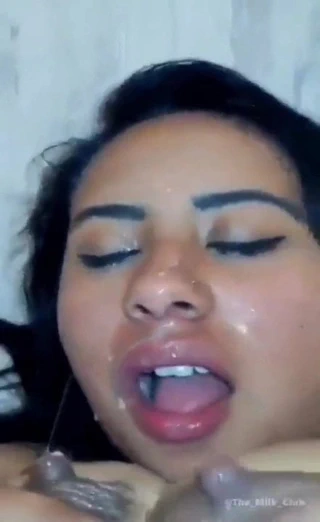 Vaca lechera saca leche de la chiches