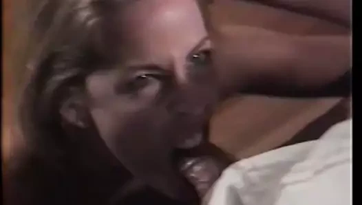 Muhteşem sarışın güzellik Tabitha Stevens amını ovuşturduktan sonra karnına boşalıyor