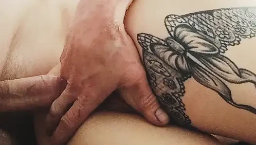 Seksi dövmeli kızımı sikiyorum