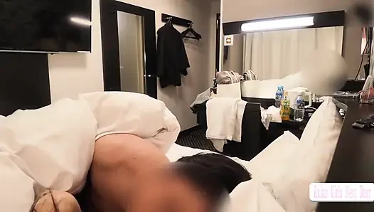 Adil tenli ince resepsiyonist geri dönüyor - doğal cazibesi her konuşmayı biraz çok yakın hissettirdi 1.