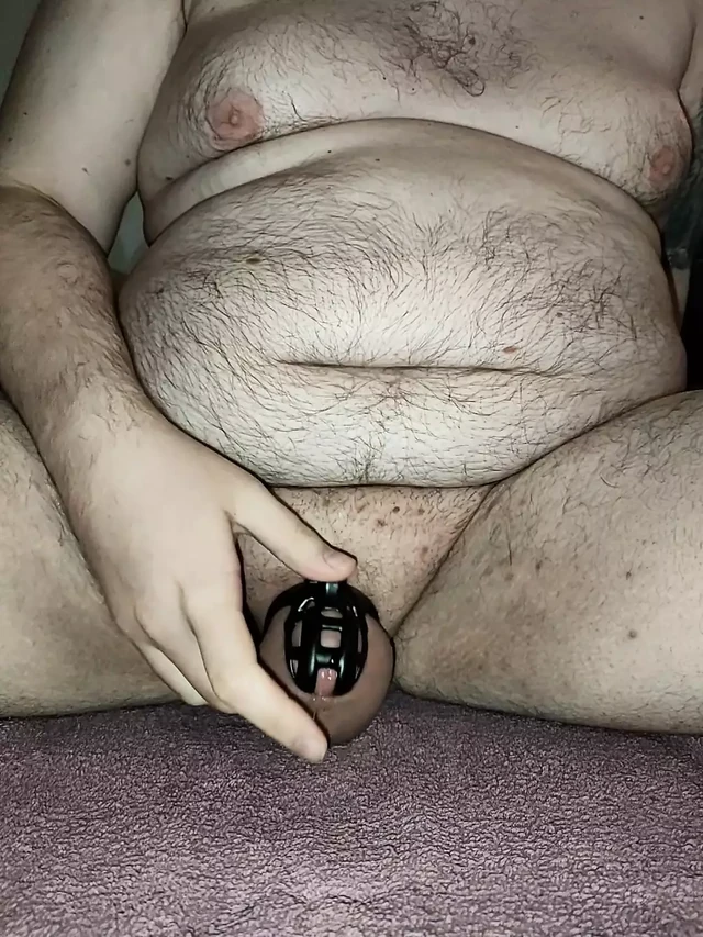 Волосатый медведь запертый в поясе целомудрия, кончает в презервативе