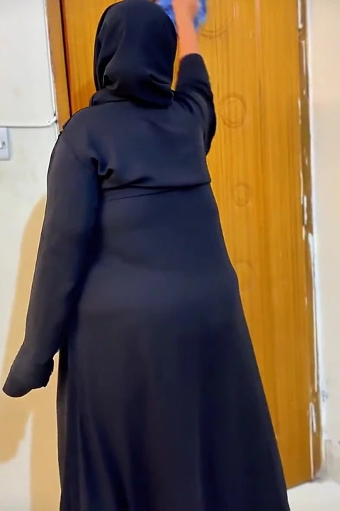 Ateşli hizmetçi ofiste patrondan anal sikişmek için büyük götünü herkesin içinde gösteriyor!