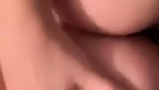 göğüslerini seviyor