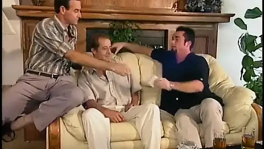 Muhteşem tatlı kız sulu amının derinliklerinde büyük bir direk hissinin tadını çıkarıyor