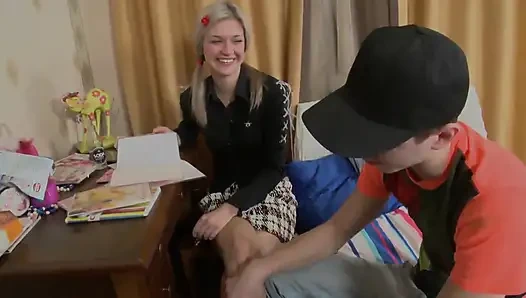 Güzel vücutlu ateşli kız yarağa binmeyi seviyor