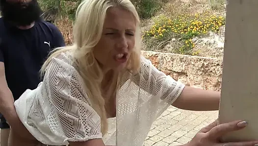 Güzel ve seksi sarışın sakso çekiyor ve açık havada büyük yarağa biniyor