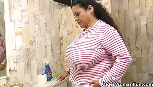 Yaşlı kadın büyük memeler