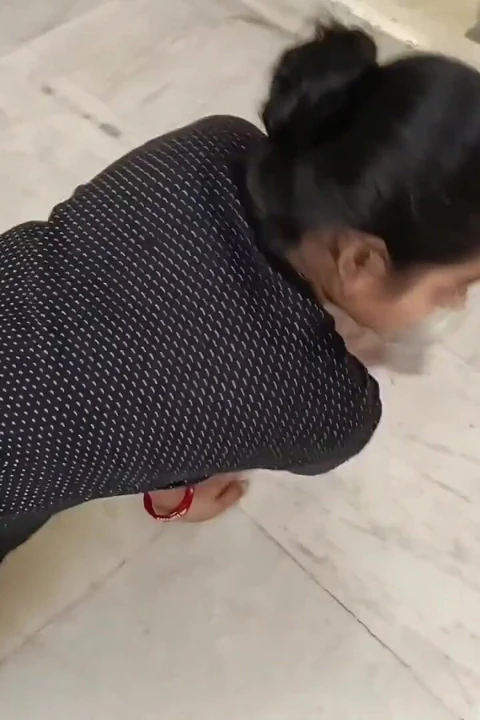 Seans 29. Odayı sikiyorum ve mopping yapıyorum, devar'daydım ve sırtım çok acıtıyordu, devar, şimdi çok iyi