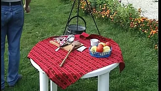 Olgun Alman fahişeler ateşli açık havada grup sekste yarak paylaşıyor