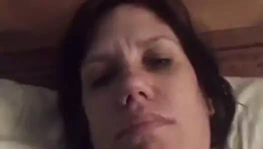 ev hanımı göğüsleri gösterir ve berbat meme