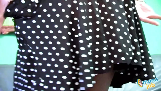 Olgun diana bebek büyük yarağı tutkuyla yağlıyor ve okşuyor