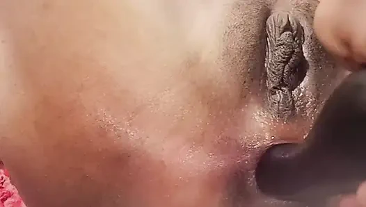 Hintli baldız büyük göte büyük dildo sokuyor