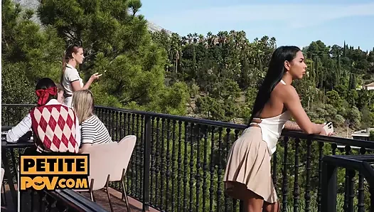 Alexa flexy ve lily flower bakış açısı amcık sikişi üçlüsü için yarağını paylaşıyor