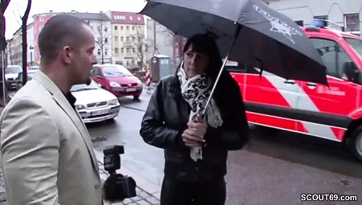 Teeny wird auf der Strasse angesprochen und fuer Geld gefick