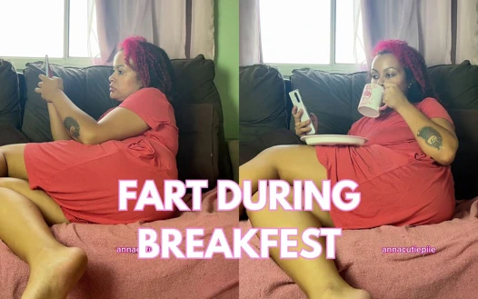 Tombul kız kanepede mola festivalinde osuruyor doğal gaz serbest bırakma