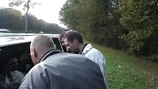 Azgın Sürtükler Arabada Yarak Emiyor - Vahşi Grup Seks Partisi
