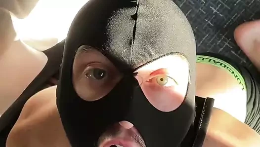 Benim küçük gavat hevesle üstün kraliçesinin alfa büyük zenci yarağını emmesini izliyor ve ona aynı şeyi yapmayı öğretme zamanı!