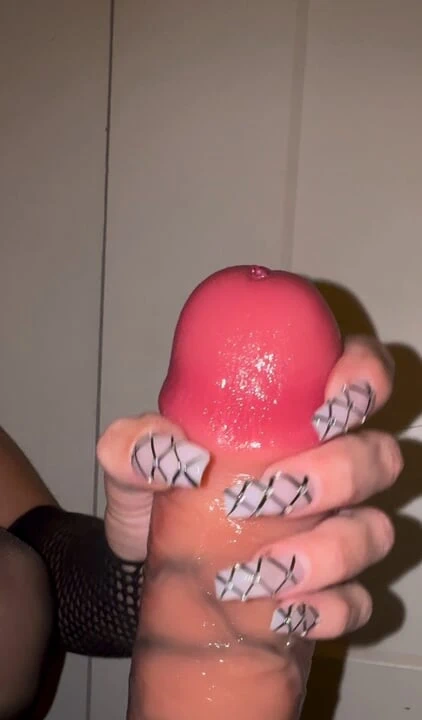 Genç orta yaşlı seksi kadın raven uzun tırnaklarla şişman bir yarağı okşuyor