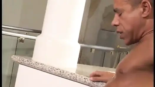 Azgın Asyalı sürtük geniş açıyor ve boğazından uzun sert bir yarak alıyor