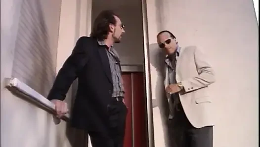 Kızıl saçlı kız üçlü grup seks nostaljik yarak emiyor