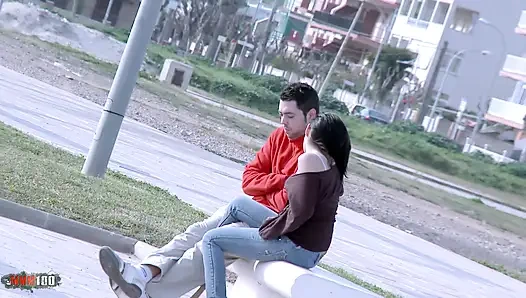 Vania Flores: güzel genç İspanyol bebek Vania Flores erkek arkadaşının önünde sikiliyor