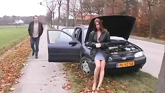 Bir araba arızasından sonra onu ısıtır ve daha fazlası için onunla birlikte eve gelir