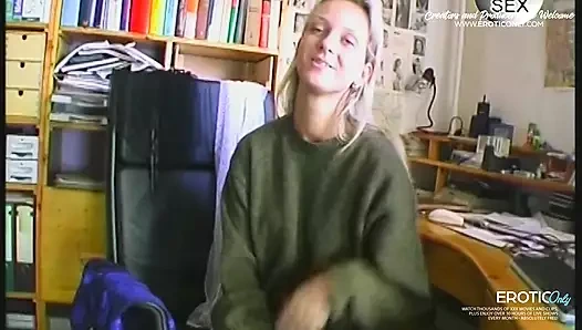 Ateşli sarışın genç kız ofisimde mastürbasyon yapıyor