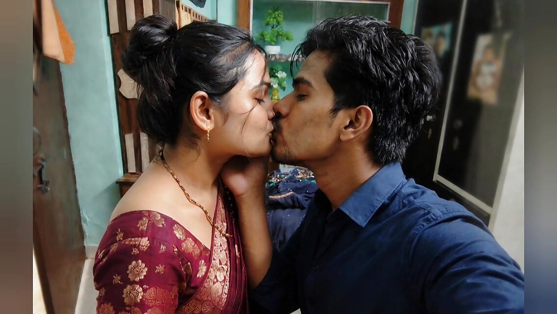 Telugu evli kadın romantik öpüşme videosuyla sikişiyor