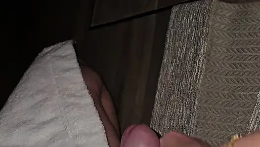 Gerçek orta yaşlı seksi kadın iş gezisinde mastürbasyon yapıyor ve ağda yaptırıyor