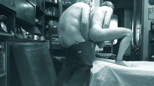 84 yaşındaki adam taşlama fahişeyi prezervatifsiz sikiyor