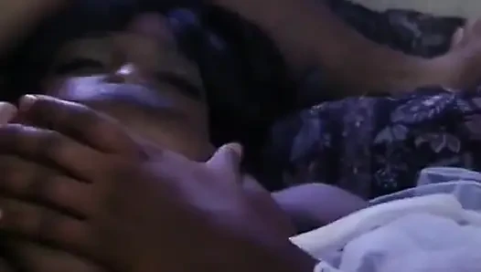 İki kaslı adam siyah amcığı sikiyor