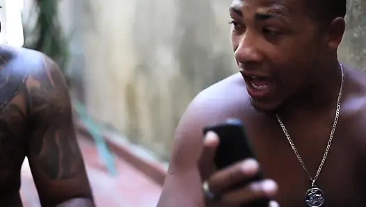 Boyacılar fırçayı bırakıp evin hanımına fırçayı uzatıyor